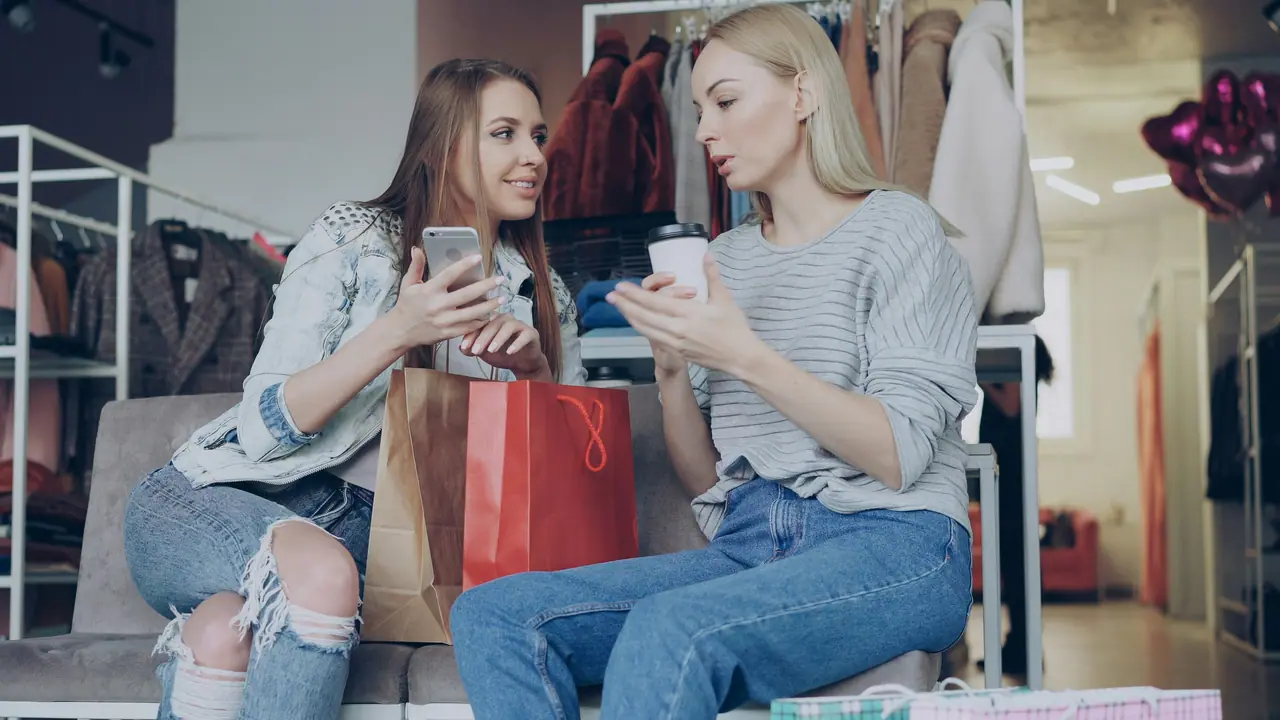 Amigas olhando ofertas no celular