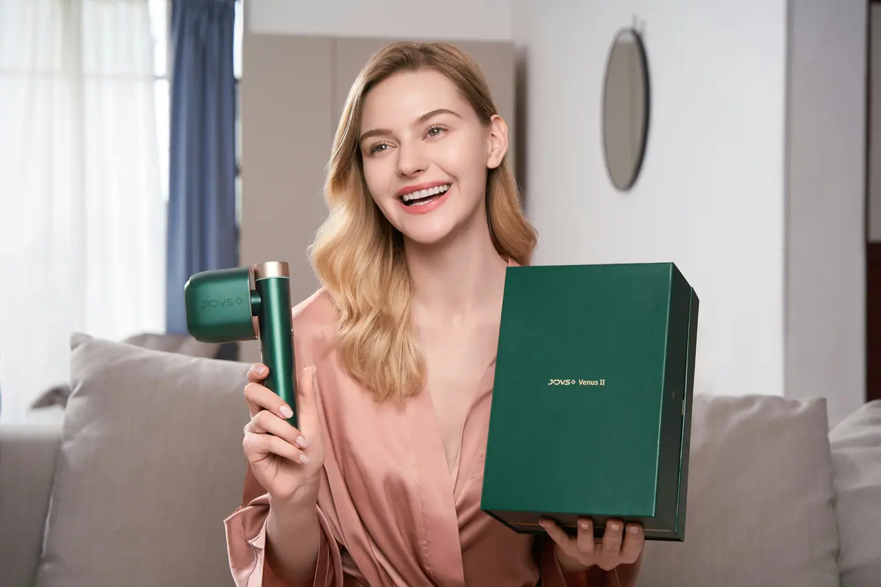 Mulher sorrindo com uma caixa de presente nas mãos
